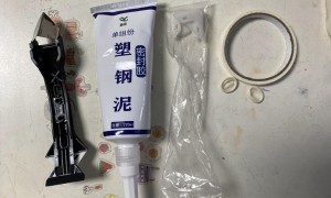 台盆水槽漏水修理，使用塑钢泥密封水槽